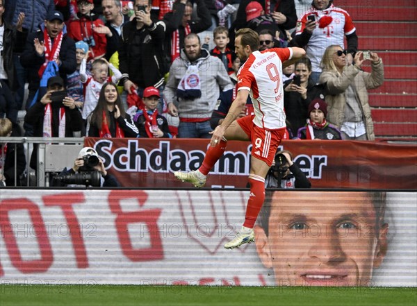 Goal celebration Harry Kane FC Bayern Munich FCB (09) jump, cheering, perimeter advertising Thomas Mueller FC Bayern Munich FCB (25), Allianz Arena, Munich, Bavaria, Germany, Europe