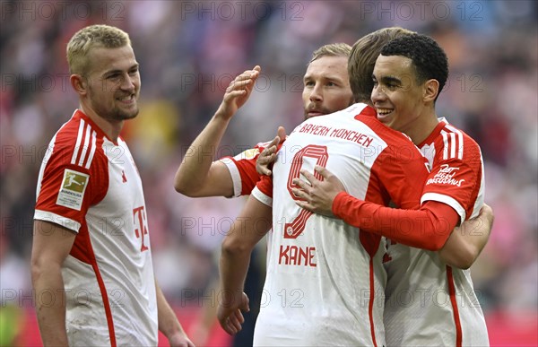 Goal celebration Jamal Musiala FC Bayern Muenchen FCB (42) Gesture, gesture, Harry Kane FC Bayern Muenchen FCB (09) Konrad Laimer FC Bayern Muenchen FCB (27) Matthijs de Ligt FC Bayern Muenchen FCB (04), Allianz Arena, Munich, Bavaria, Germany, Europe