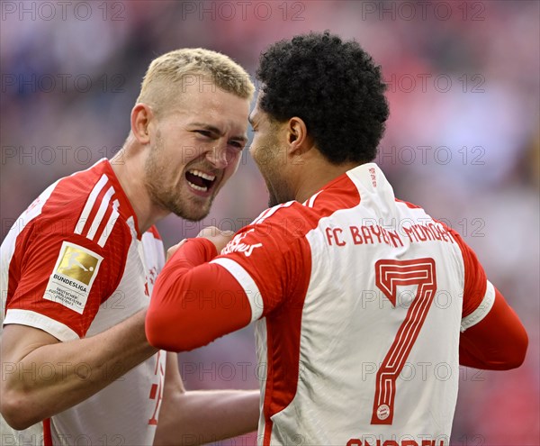 Goal celebration Serge Gnabry FC Bayern Muenchen FCB (07) Matthijs de Ligt FC Bayern Muenchen FCB (04), Allianz Arena, Munich, Bavaria, Germany, Europe