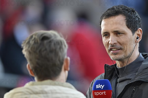 Coach Dino Toppmoeller Eintracht Frankfurt SGE, portrait, interview, microphone, mike, logo, SKY, Voith-Arena, Heidenheim, Baden-Wuerttemberg, Germany, Europe