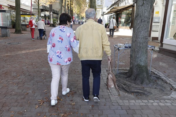 Arm in arm a couple of pensioners walk in the shopping street of Bad Harzburg, 06.10.2018