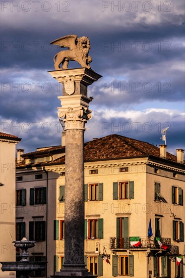 Statue with St Mark's lions, Loggia di San Giovanni at the Piazza della Liberta, Udine, most important historical city of Friuli, Italy, Udine, Friuli, Italy, Europe