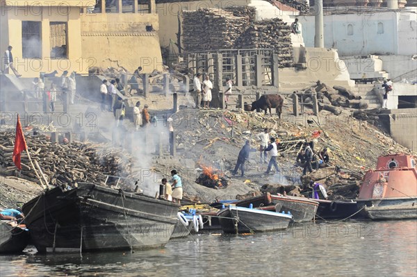 Close-up of the cremation rituals at the ghats of Varanasi with active bustle, Varanasi, Uttar Pradesh, India, Asia