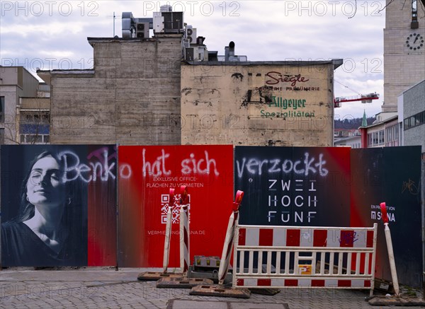 Graffiti on construction fence, BENKO HAT SICH VERZOCKT, construction site, controversial construction project of the insolvent company Signa by Rene Benko, logo, private insolvency, agency ZWEIHOCHFUeNF, former Galeria Kaufhof, Koenigsstrasse, Schulstrasse, Stuttgart, Baden-Wuerttemberg, Germany, Europe