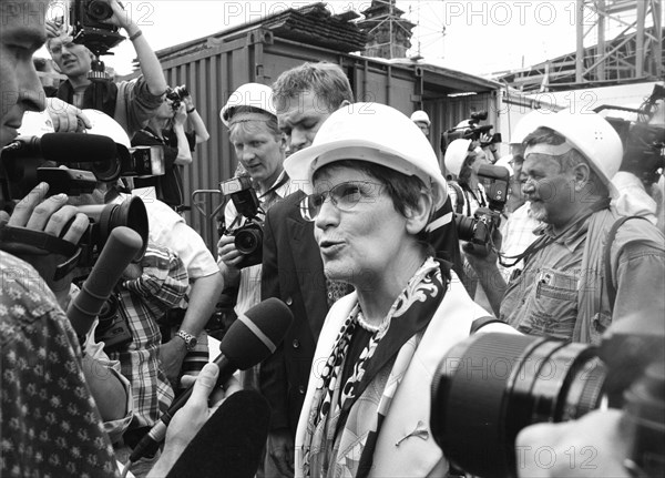Bundestag President Rita Suessmuth and journalists in front of the construction site of the Reichstag building in 1997