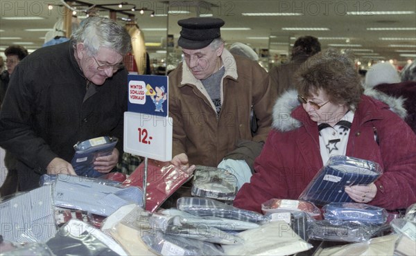 Customers at the winter sales at C&A in Leipzig on 27 January 1997