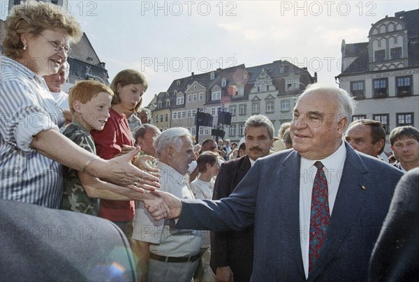 Federal Chancellor Helmut Kohl greets CDU party supporters on the market square in Naumburg in front of his election campaign appearance on 14 August 1998 while bathing in the crowd