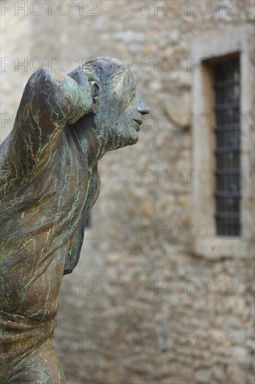 Sculpture Eavesdropper by Karl-Henning Seemann 2007, gesture, gesture, listen, listen, ear, arm, hand, listen, bronze, depth of field, blur, window, Marktbreit, Lower Franconia, Franconia, Bavaria, Germany, Europe