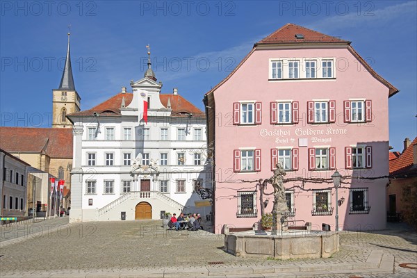 Baroque town hall, Goldene Krone inn, street pub, Marienbrunnen fountain and steeple of St Vitus church, market square, Iphofen, Lower Franconia, Franconia, Bavaria, Germany, Europe