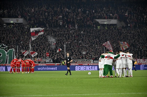 Team building, team circle in front of the start of the match, VfB Stuttgart, 1. FC Union Berlin FCU, Referee Patrick Ittrich (centre), MHPArena, MHP Arena Stuttgart, Baden-Wuerttemberg, Germany, Europe