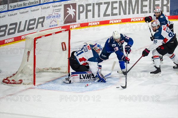 10.03.2024, DEL, German Ice Hockey League season 2023/24, 1st playoff round (pre-playoffs) : Adler Mannheim against Nuremberg Ice Tigers (2:1) . Linden Vey (19, Adler Mannheim) with a good scoring chance, goalkeeper Niklas Treutle (31, Nuremberg Ice Tigers) keeps his box clean in this situation