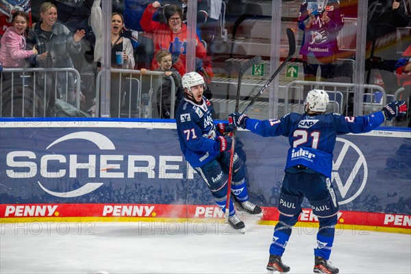 10.03.2024, DEL, German Ice Hockey League season 2023/24, 1st playoff round (pre-playoffs) : Adler Mannheim against Nuremberg Ice Tigers (2:1) . Daniel Fischbuch (71, Adler Mannheim) celebrates after his goal to make it 2-0. Kris Bennett (21, Adler Mannheim) is happy with