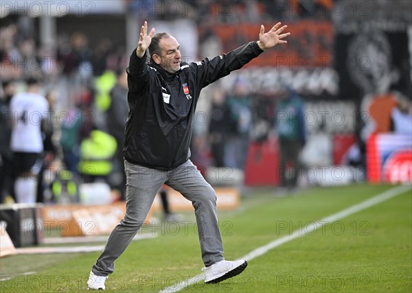 Coach Frank Schmidt 1. FC Heidenheim 1846 FCH on the sidelines, gesture, gesture, Voith-Arena, Heidenheim, Baden-Wuerttemberg, Germany, Europe