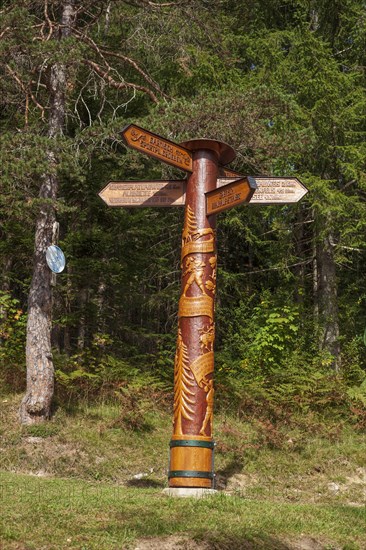 Signpost on the Kramerplateauweg hiking trail, Garmisch-Partenkirchen, Upper Bavaria, Bavaria, Germany, Europe