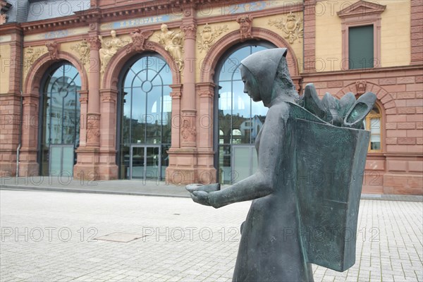 Sculpture shoe carrier and monument to former shoe industry in front of the old post office built in 1893, neo-renaissance, entrance with glass window and decorations, shoe production, shoe carrier, carrier, shoes, shoe, arm, hold, show, back, rucksack, historical, Pirmasens, Palatinate Forest, Rhineland-Palatinate, Germany, Europe