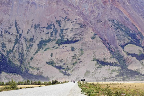 Highway leads towards barren mountains, wilderness, Kluane Lake, Alaska Highway, Yukon Territory, Canada, North America