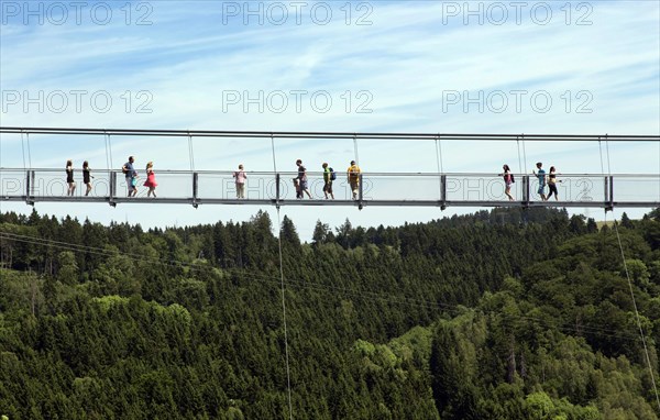 Visitors cross the rope suspension bridge at the Rappbode dam, 483 metres long, 100 metres above the valley floor, Oberharz, 11.06.2017