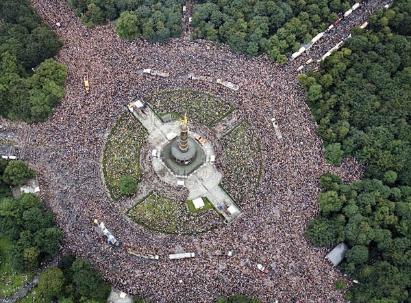 Aerial view of the Victory Column during the Love Parade. Under the motto One World one Future, techno music fans celebrate the 10th Love Parade with more than one million visitors in Berlin on 11 July 1998