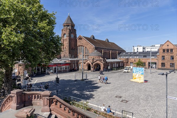 Historic Wilhelmine railway station, staircase, clock tower, reception building, neo-Romanesque and Art Nouveau, red sandstone, cultural monument, station square with section of the Berlin Wall, memorial for peace against war, Love and Hope by artist collective 3Steps, Giessen, Giessen, Hesse, Germany, Europe