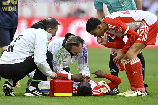 Alphonso Davies Bayern FC Muenchen FCB (19) injured, teeth smashed in, carer, Jamal Musiala FC Bayern Muenchen FCB (42), Allianz Arena, Munich, Bavaria, Germany, Europe