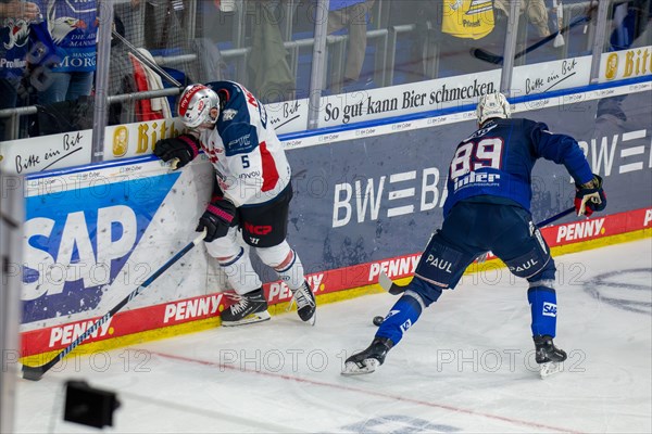 10.03.2024, DEL, German Ice Hockey League season 2023/24, 1st playoff round (pre-playoffs) : Adler Mannheim against Nuremberg Ice Tigers (2:1) . In the picture David Wolf (89, Adler Mannheim) and Jack Dougherty (5, Nuremberg Ice Tigers)