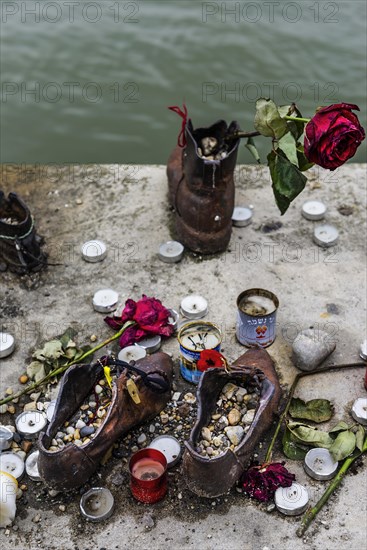 Holocaust memorial on the east bank of the Danube, shoes, memorial, war, persecution, murder, persecution of Jews, anti-Semitism, religion, racism, Eastern Europe, capital, Budapest, Hungary, Europe