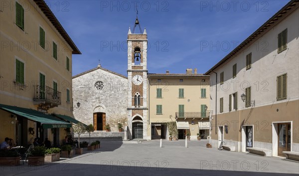Piazza della liberta with the church of Madonna di Vitaleta, also known as Chiesa di San Francesco, San Quirico d'Orcia, Province of Siena, Tuscany, Italy, Europe
