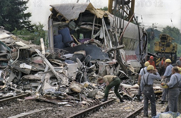 A crane lifts a destroyed ICE train carriage in Eschede on 6 June 1998. 102 people died in the worst Deutsche Bahn train accident