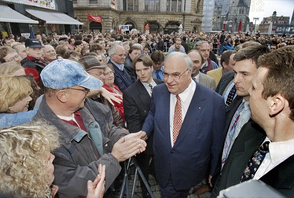 Chancellor Helmut Kohl greets CDU party supporters on the market square in Halle in front of his election campaign appearance on 21 April 1998 while bathing in the crowd