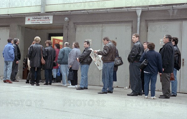 Unemployed people in a queue at the Leipzig job centre, 06/02/1997