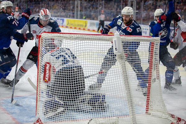 10.03.2024, DEL, German Ice Hockey League season 2023/24, 1st playoff round (pre-playoffs) : Adler Mannheim against Nuremberg Ice Tigers (2:1) . A lot going on in front of the Nuremberg Ice Tigers goal