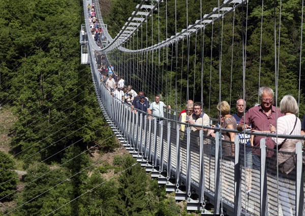 Visitors cross the rope suspension bridge at the Rappbode dam, 483 metres long, 100 metres above the valley floor, Oberharz, 11.06.2017