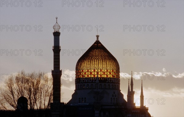 Sunset behind the silhouette of the former Yenidze cigarette factory in Dresden, 11 March 1998. The former factory building of the cigarette factory is one of the architectural sights of the city of Dresden