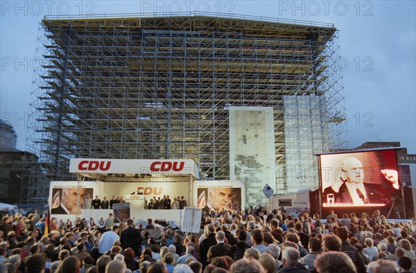Federal Chancellor Helmut Kohl speaks during a CDU election campaign event on 18 September 1998 in front of the Church of Our Lady building site in Dresden