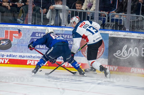 10.03.2024, DEL, German Ice Hockey League season 2023/24, 1st playoff round (pre-playoffs) : Adler Mannheim against Nuremberg Ice Tigers (2:1) . In a duel on the boards: Fabrizio Pilu (68, Adler Mannheim) and Ryan Stoa (13, Nuremberg Ice Tigers)