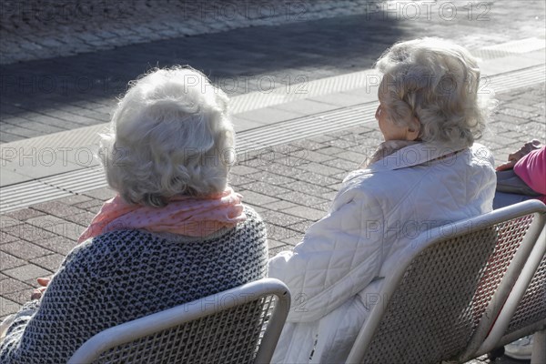 Pensioners sitting on a bench, Bad Harzburg, 06.10.2018