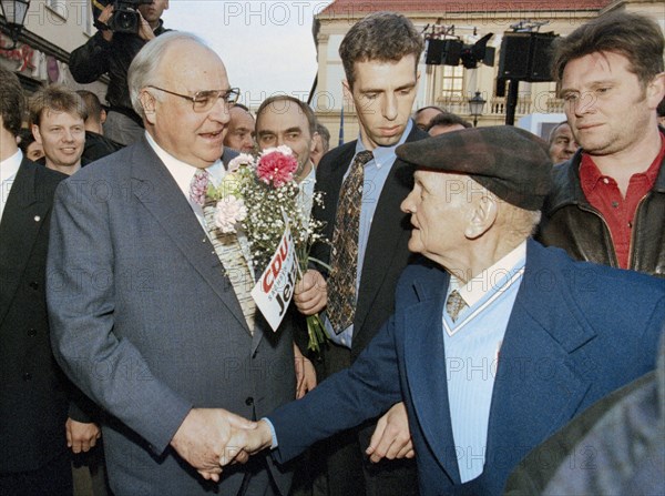 Chancellor Helmut Kohl greets CDU party supporters on the market square in Magdeburg in front of his election campaign appearance on 22 April 1998 while bathing in the crowd