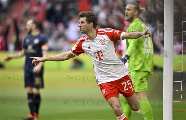 Goal celebration Thomas Mueller FC Bayern Munich FCB (25) Disappointment at goalkeeper Robin Zentner 1. FSV Mainz 05 (27), Allianz Arena, Munich, Bavaria, Germany, Europe