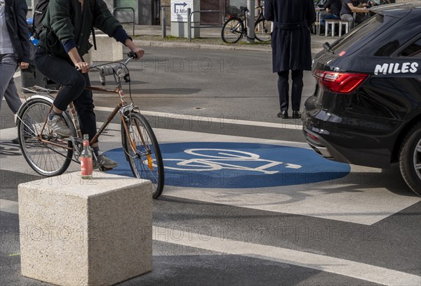 Symbolic photo on the subject of bicycle lanes in Berlin, Niederwallstrasse and Hausvogteiplatz, Berlin-Mitte, Germany, Europe