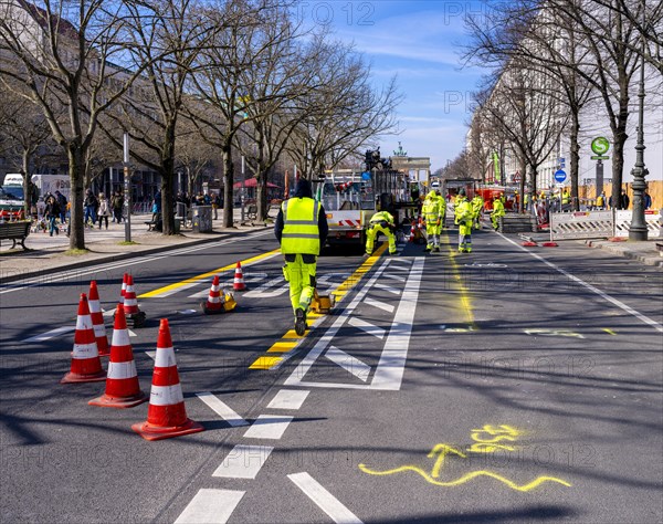 Modification of road markings, Unter den Linden, Berlin, Germany, Europe
