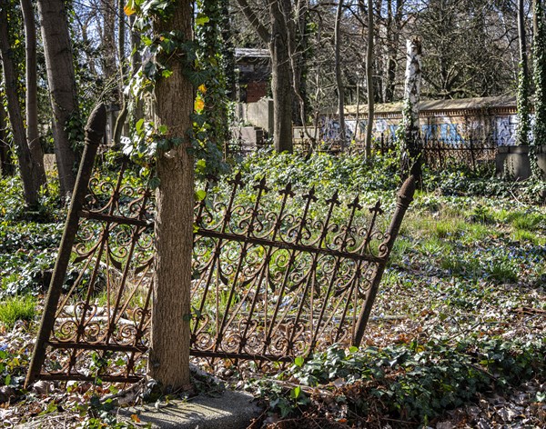 Rusty grave fences, Kirchof 1 of the Evangelische Georgen-Parochialgemeinde, Greisfswalder Strasse, Berlin, Germany, Europe