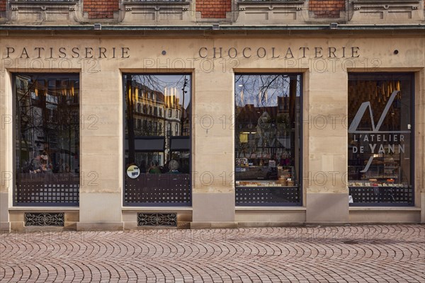 Window front of a patisserie and chocolaterie in the historic centre of Colmar, Departement Haut-Rhin, Grand Est, France, Europe