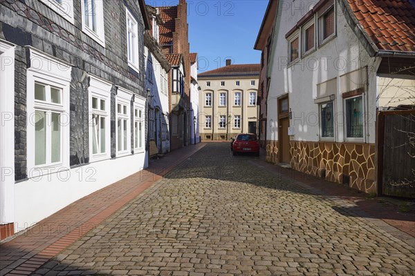 Papenmarkt cobblestone alley, a slate-panelled house and the Hansehaus in the old town of Minden, Muehlenkreis Minden-Luebbecke, North Rhine-Westphalia, Germany, Europe