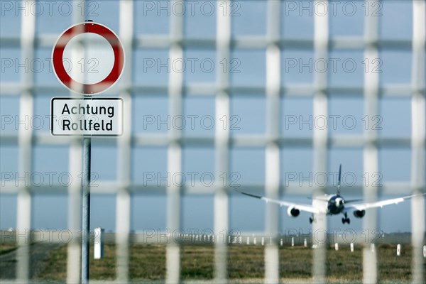 A Lufthansa aircraft lands at Frankfurt Airport, warning sign with the inscription Achtung Rollfeld, 15/03/2024