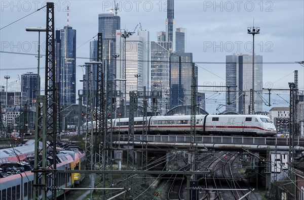 An ICE train crosses a bridge at Frankfurt Central Station, the Frankfurt skyline with skyscrapers in the background, 15/03/2024
