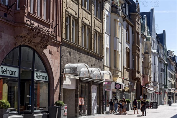 Row of Art Nouveau houses, Seltersweg, pedestrian zone, shopping street, old town, Giessen, Giessen, Hesse, Germany, Europe