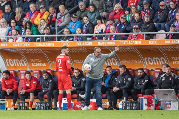 Football match, coach Frank SCHMIDT 1.FC Heidenheim gives the direction in front of Marnon BUSCH's 1.FC Heidenheim eyes, football stadium Voith-Arena, Heidenheim