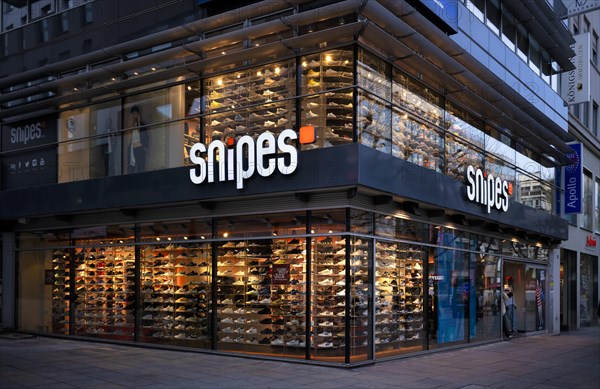 Snipes, retail, department stores' chain, shoes, logo, twilight, mixed light, Koenigsstrasse, Stuttgart, Baden-Wuerttemberg, Germany, Europe