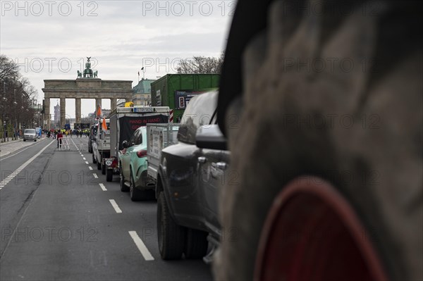 Vehicles block the Strasse des 17. Juni, in the background the Brandenburg Gate, taken as part of the 'AeoeFarmers' protests'Aeo in Berlin, 22/03/2024