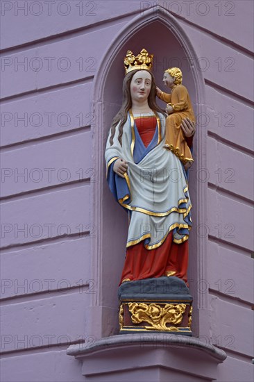 Madonna figure with baby Jesus and golden crown on the corner of the Hauptwache building, Hauptmarkt, Trier, Rhineland-Palatinate, Germany, Europe